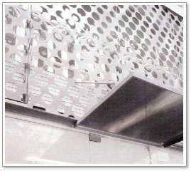 工作人員正在裝車