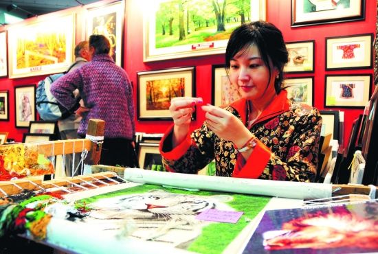 蘇州刺繡繡娘工作人員，蘇繡國(guó)外參展